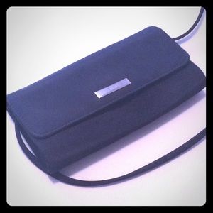 Basic Black Clutch -Espirit